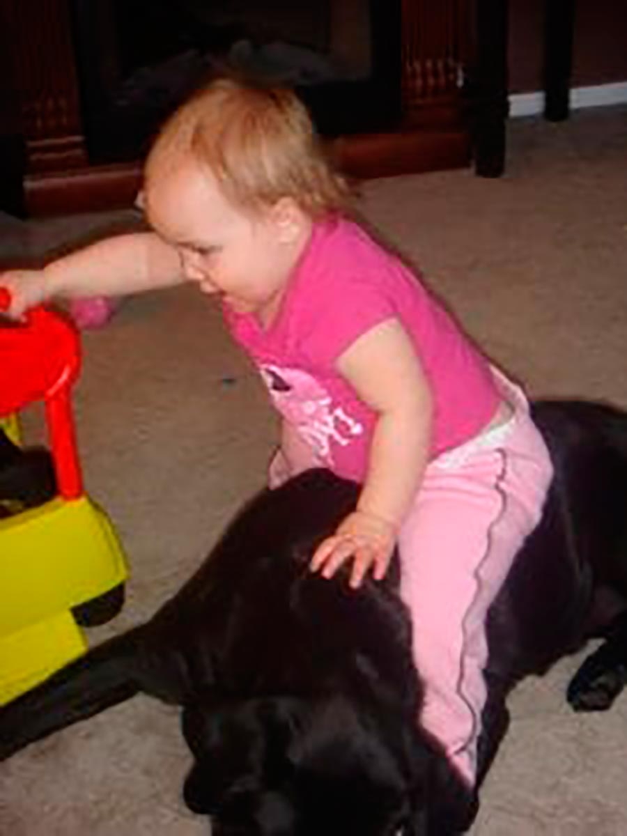 Сестра попросила друга. Дочка с собакой. Собачья дочь.. Фото с дочкой и собакой. Папа дарит дочке щенка.