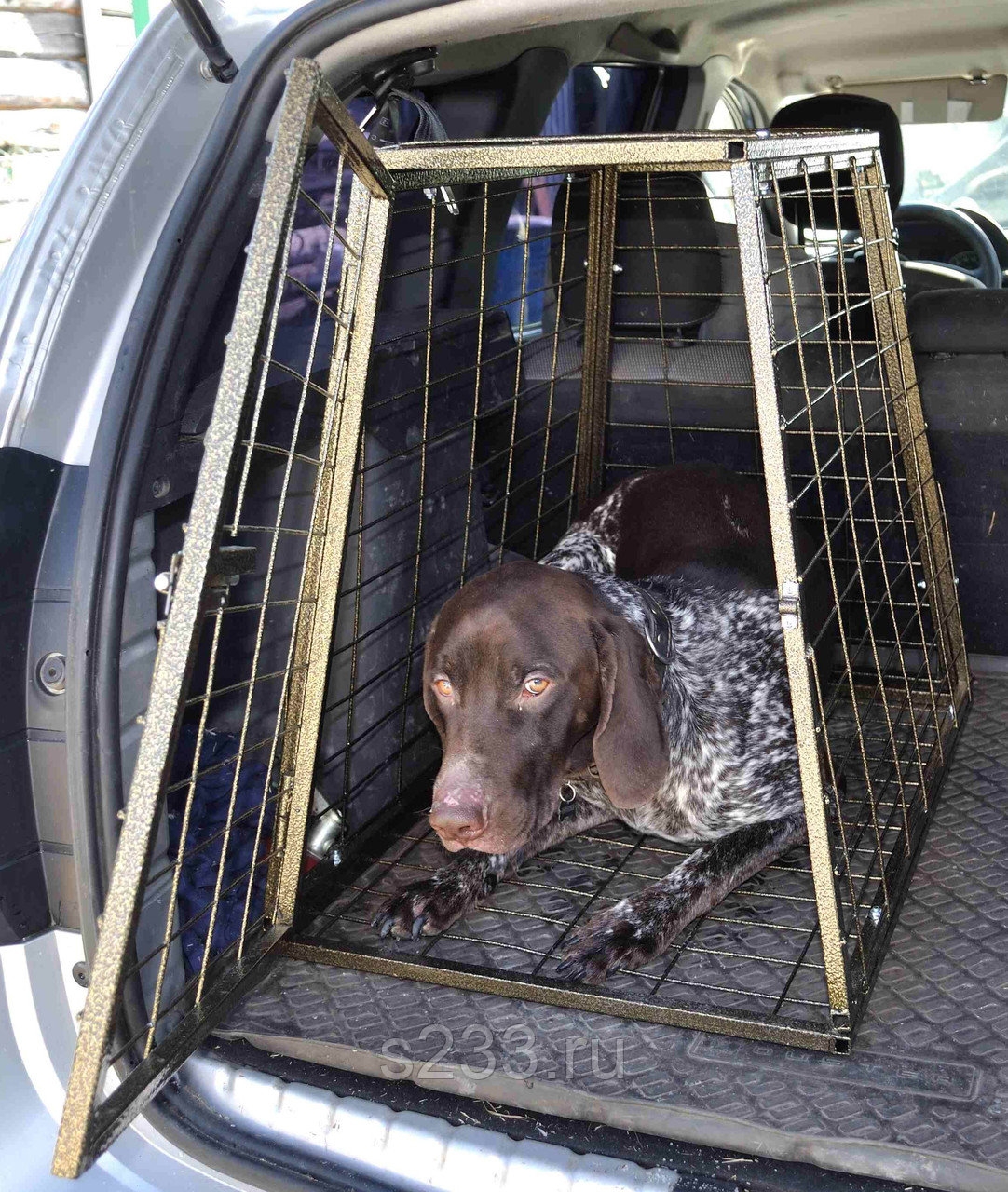 Как перевозятся крупные собаки. Клетка для собак в автомобиль. Клетка для перевоза собак в машине. Клетка в багажник для собаки. Клетка автомобильная для собак.