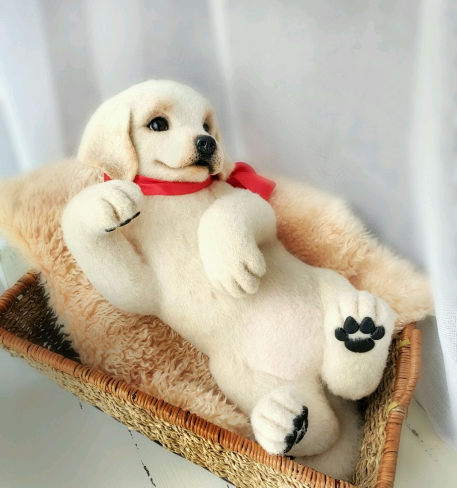 Большая плюшевая собака