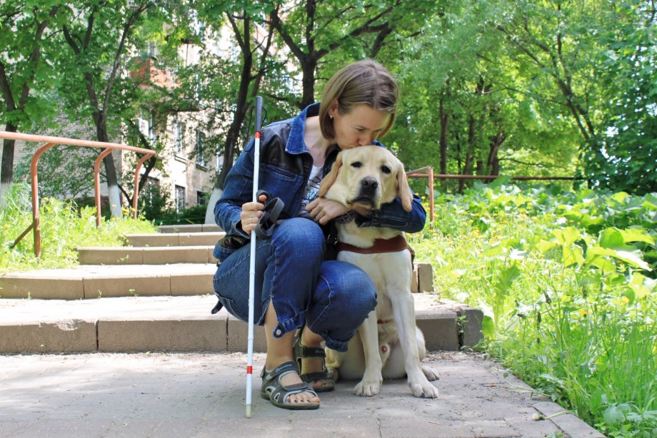Слепой человек с собакой