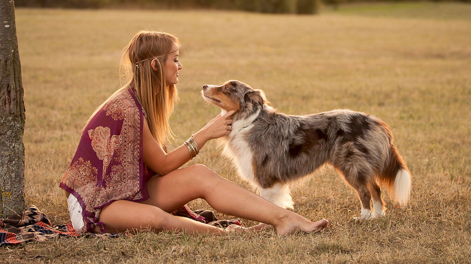 Girl two dog. Девушка с собакой. Девушка с собакой фотосессия. Женщины живущие с собаками. Девушка и собака любовь.