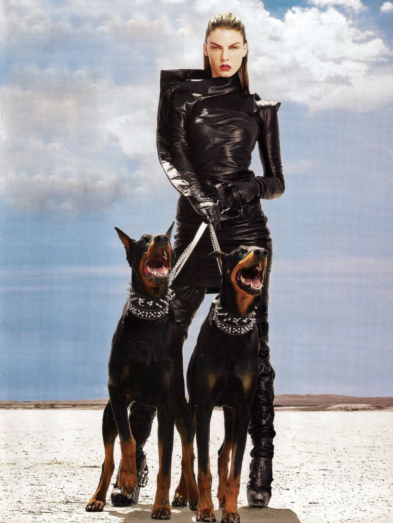 Mario Testino Доберман