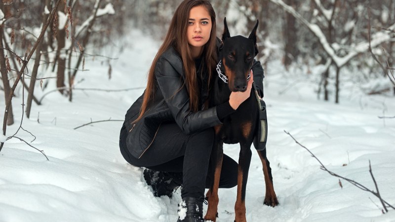 Девушка с доберманом