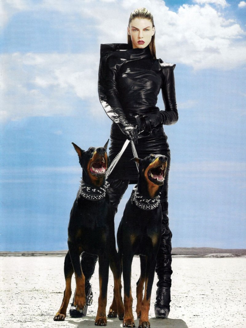 Mario Testino Доберман