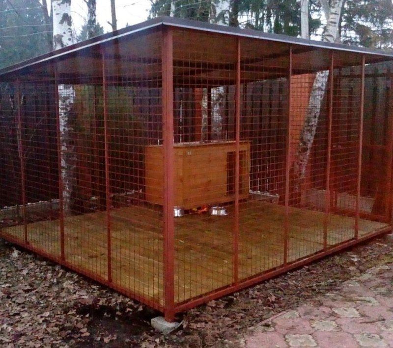 Деревянный вольер
