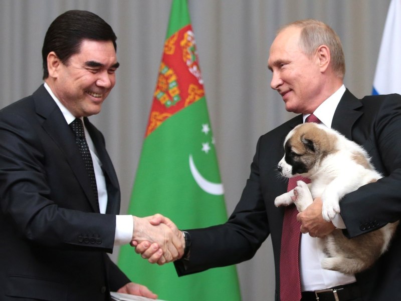 Президент Туркменистана памятник алабаю