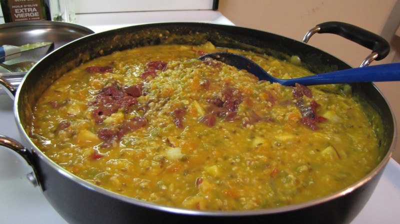 Ребенок шортики гольфики, завтрак каша из ложечки