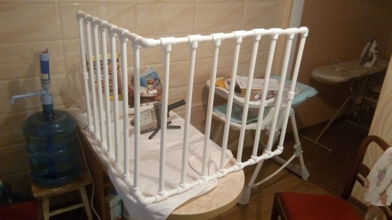 Манеж из пластиковых труб