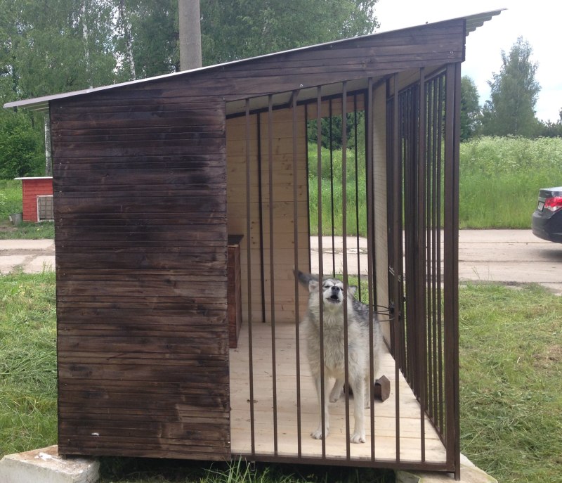 Деревянный вольер