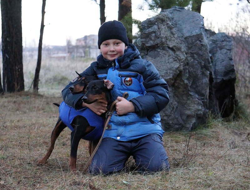 Пинчер с человеком