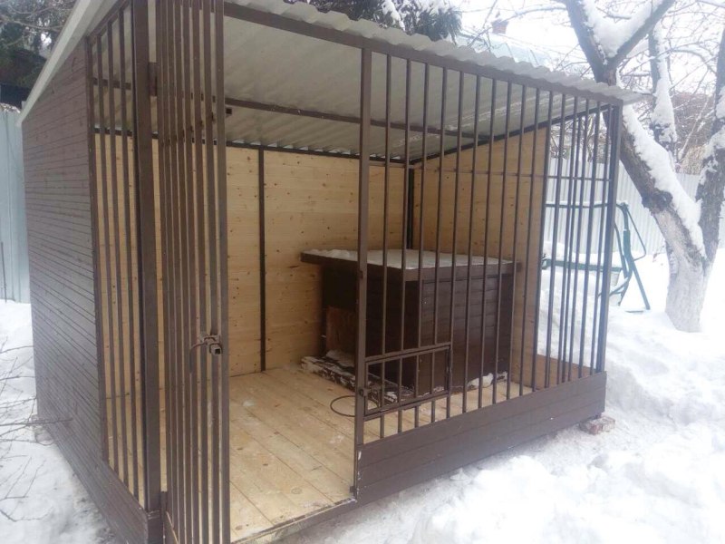 Вольер из профильной трубы с деревянными