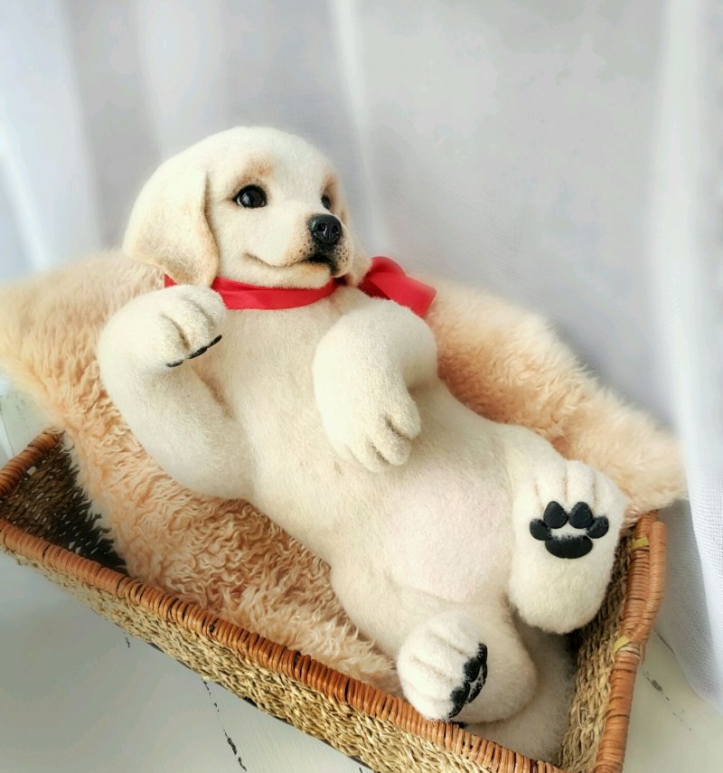 Большая плюшевая собака